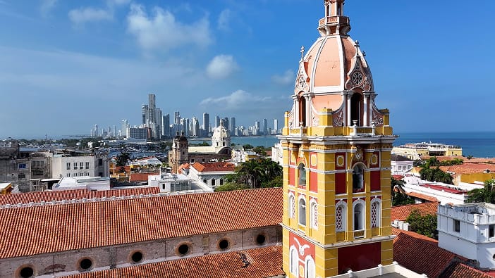 Centro histórico de Cartagena con la Torre del Reloj, cerca de Mar de Kairos